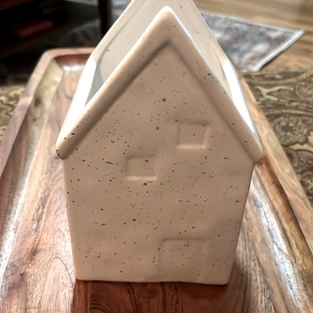 ⚠️ 5/25$ Target House shaped flower ceramic planter pot/vase